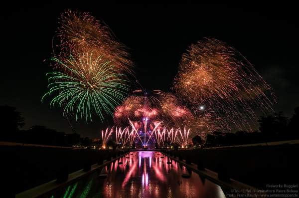 Kolossales Feuerwerk auf dem Eiffelturm beim Nationalfeiertag am 14. Juli 2019 in Paris