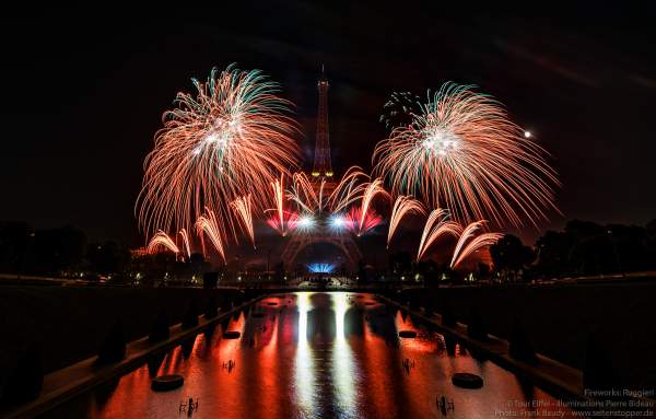 Kolossales Feuerwerk auf dem Eiffelturm beim Nationalfeiertag am 14. Juli 2019 in Paris