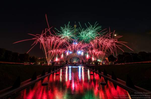 Kolossales Feuerwerk auf dem Eiffelturm beim Nationalfeiertag am 14. Juli 2019 in Paris