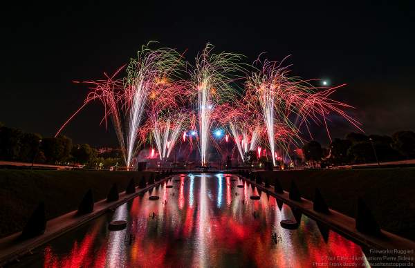 Kolossales Feuerwerk auf dem Eiffelturm beim Nationalfeiertag am 14. Juli 2019 in Paris