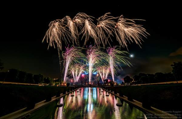 Kolossales Feuerwerk auf dem Eiffelturm beim Nationalfeiertag am 14. Juli 2019 in Paris
