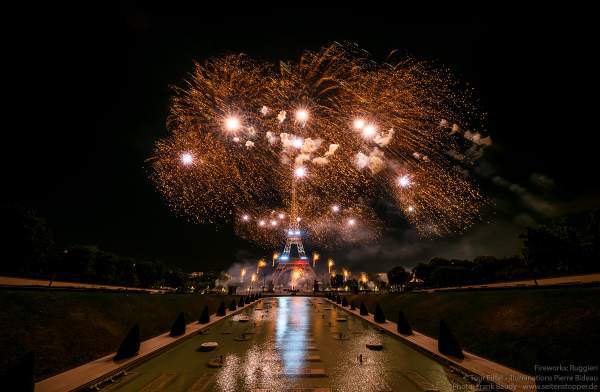 Kolossales Feuerwerk auf dem Eiffelturm beim Nationalfeiertag am 14. Juli 2019 in Paris