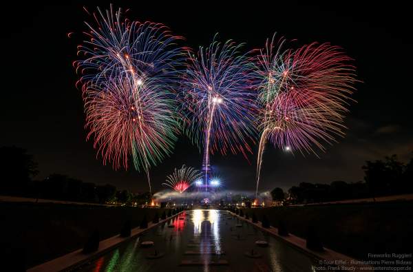 Kolossales Feuerwerk auf dem Eiffelturm beim Nationalfeiertag am 14. Juli 2019 in Paris