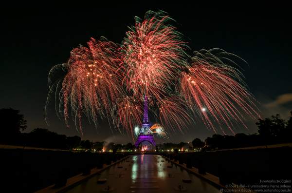 Kolossales Feuerwerk auf dem Eiffelturm beim Nationalfeiertag am 14. Juli 2019 in Paris
