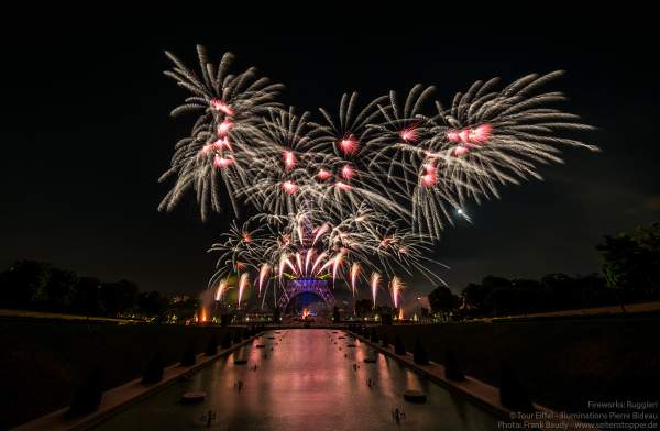 Kolossales Feuerwerk auf dem Eiffelturm beim Nationalfeiertag am 14. Juli 2019 in Paris