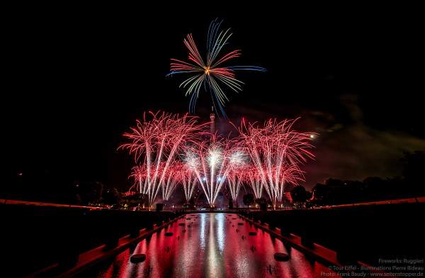 Kolossales Feuerwerk auf dem Eiffelturm beim Nationalfeiertag am 14. Juli 2019 in Paris
