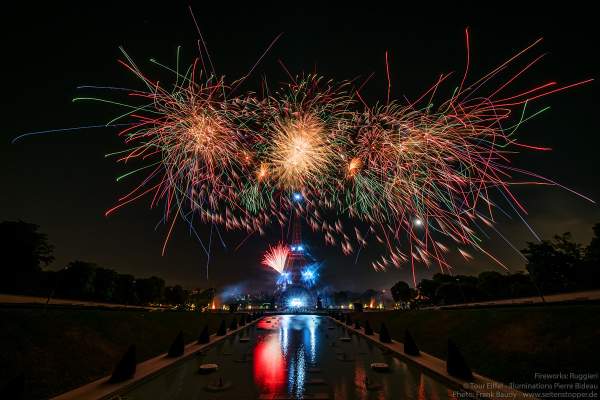 Kolossales Feuerwerk auf dem Eiffelturm beim Nationalfeiertag am 14. Juli 2019 in Paris