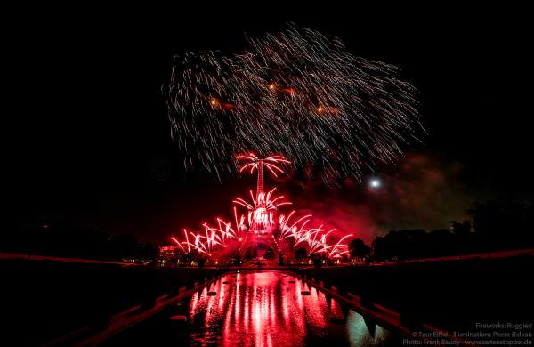 Kolossales Feuerwerk auf dem Eiffelturm beim Nationalfeiertag am 14. Juli 2019 in Paris