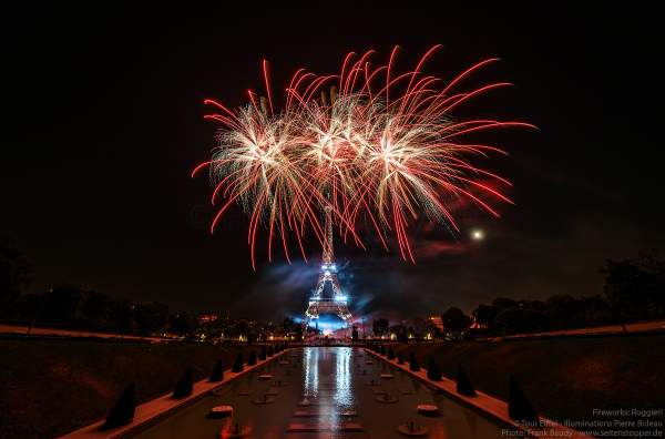 Kolossales Feuerwerk auf dem Eiffelturm beim Nationalfeiertag am 14. Juli 2019 in Paris