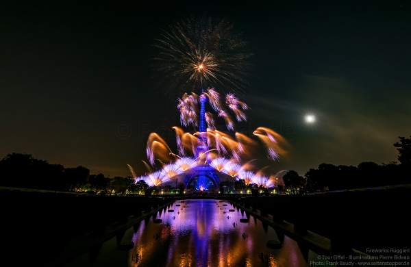 Kolossales Feuerwerk auf dem Eiffelturm beim Nationalfeiertag am 14. Juli 2019 in Paris