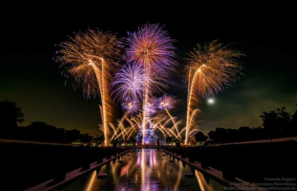 Kolossales Feuerwerk auf dem Eiffelturm beim Nationalfeiertag am 14. Juli 2019 in Paris