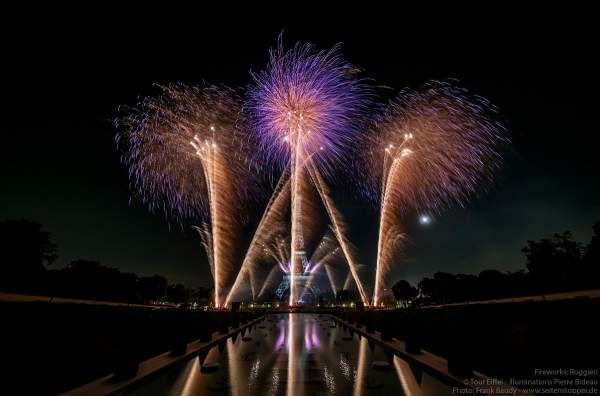 Kolossales Feuerwerk auf dem Eiffelturm beim Nationalfeiertag am 14. Juli 2019 in Paris