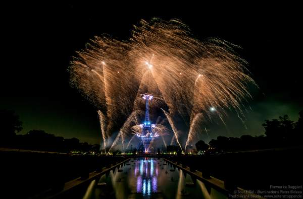 Kolossales Feuerwerk auf dem Eiffelturm beim Nationalfeiertag am 14. Juli 2019 in Paris