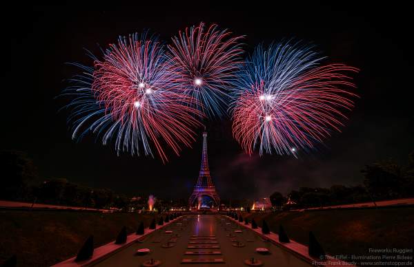 Kolossales Feuerwerk auf dem Eiffelturm beim Nationalfeiertag am 14. Juli 2019 in Paris