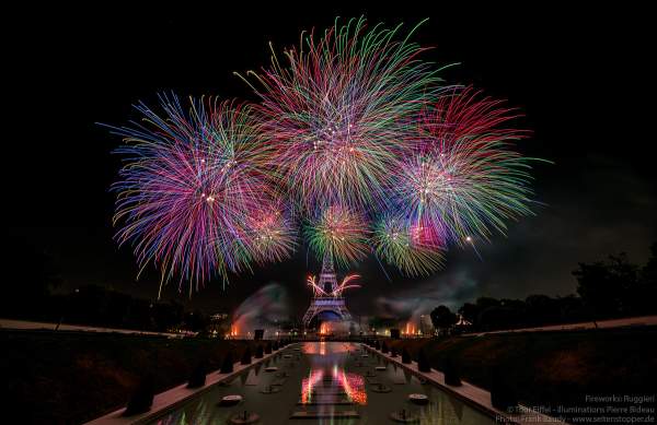 Kolossales Feuerwerk auf dem Eiffelturm beim Nationalfeiertag am 14. Juli 2019 in Paris