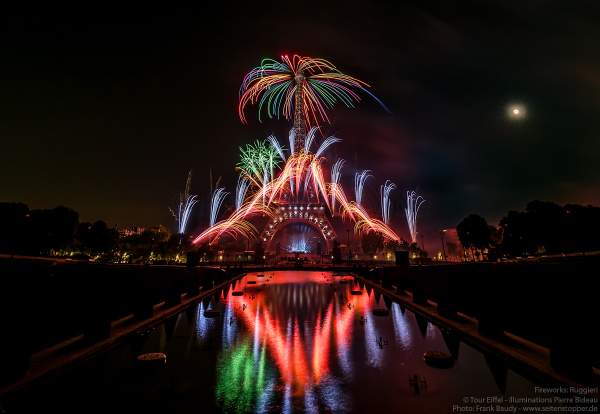 Der Eiffelturm mit spektakulärem Feuerwerk spiegelt sich im Wasser beim Nationalfeiertag am 14. Juli 2019 in Paris