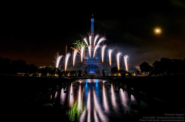 Kolossales Feuerwerk auf dem Eiffelturm beim Nationalfeiertag am 14. Juli 2019 in Paris