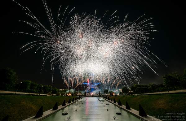 Kolossales Feuerwerk auf dem Eiffelturm beim Nationalfeiertag am 14. Juli 2019 in Paris