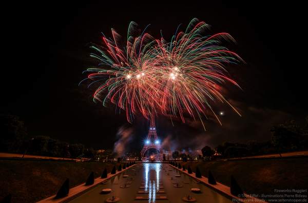 Kolossales Feuerwerk auf dem Eiffelturm beim Nationalfeiertag am 14. Juli 2019 in Paris