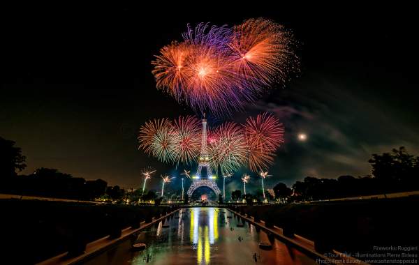 Kolossales Feuerwerk auf dem Eiffelturm beim Nationalfeiertag am 14. Juli 2019 in Paris