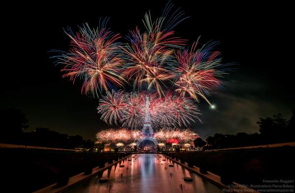 Kolossales Feuerwerk auf dem Eiffelturm beim Nationalfeiertag am 14. Juli 2019 in Paris