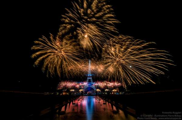 Kolossales Feuerwerk auf dem Eiffelturm beim Nationalfeiertag am 14. Juli 2019 in Paris
