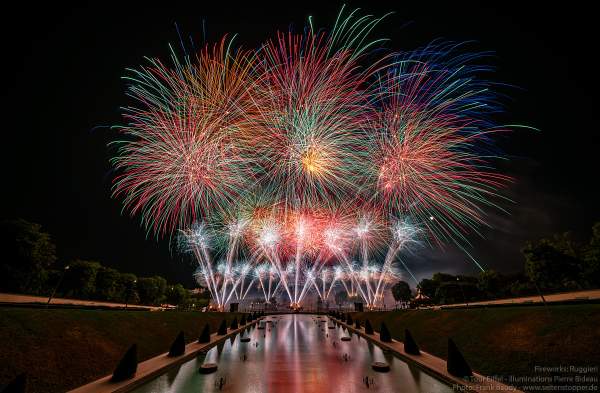 Kolossales Feuerwerk auf dem Eiffelturm beim Nationalfeiertag am 14. Juli 2019 in Paris
