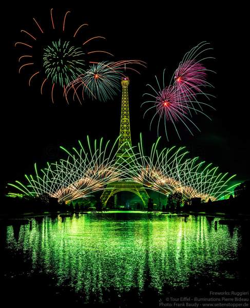 Der Eiffelturm mit spektakulärem Feuerwerk spiegelt sich im Wasser beim Nationalfeiertag am 14. Juli 2019 in Paris