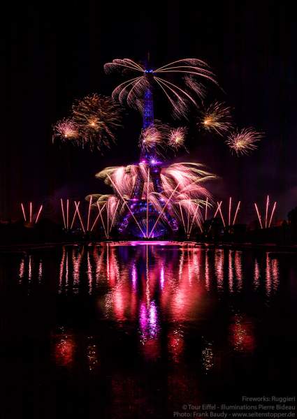 Kolossales Feuerwerk auf dem Eiffelturm beim Nationalfeiertag am 14. Juli 2019 in Paris