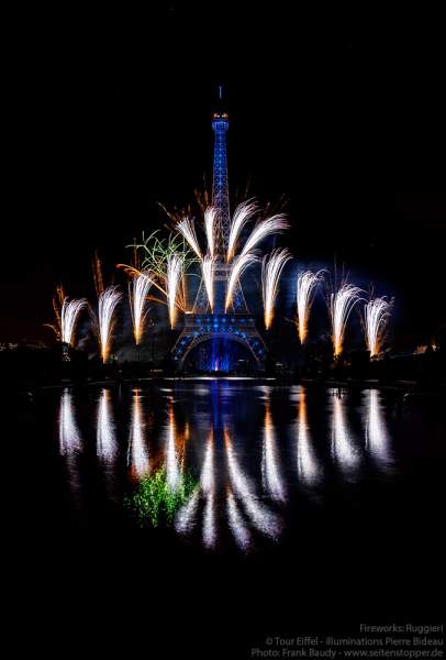 Kolossales Feuerwerk auf dem Eiffelturm beim Nationalfeiertag am 14. Juli 2019 in Paris