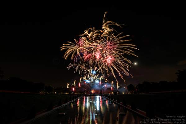 Kolossales Feuerwerk auf dem Eiffelturm beim Nationalfeiertag am 14. Juli 2019 in Paris