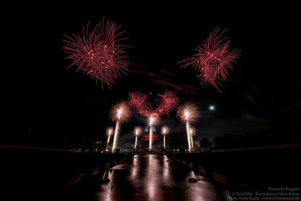 Kolossales Feuerwerk auf dem Eiffelturm beim Nationalfeiertag am 14. Juli 2019 in Paris