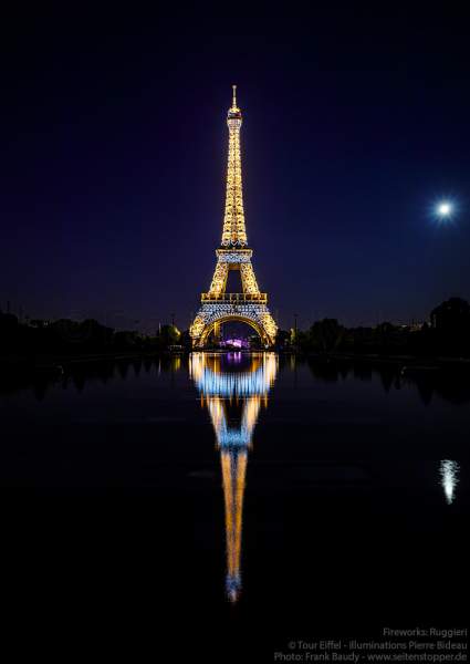 Illuminierter Eiffelturm bei Nacht spiegelt sich im Wasser vor dem großen Feuerwerk zum Nationalfeiertag am 14. Juli 2019 in Paris
