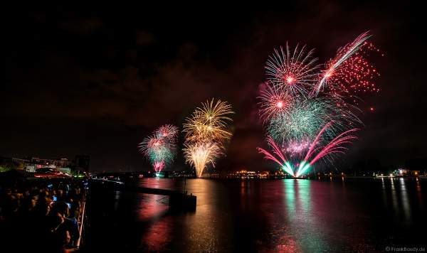 Spektakuläres Feuerwerk auf dem Rhein bei den Mainzer Sommerlichter 2019