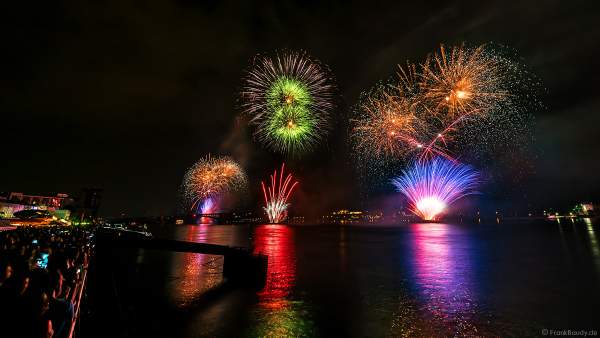 Spektakuläres Feuerwerk auf dem Rhein bei den Mainzer Sommerlichter 2019