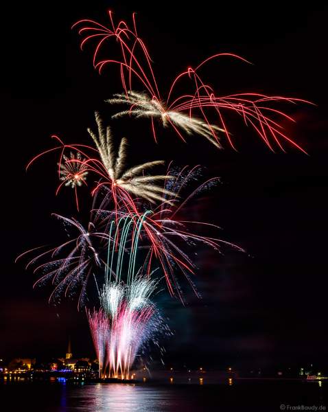 Spektakuläres Feuerwerk auf dem Rhein bei den Mainzer Sommerlichter 2019