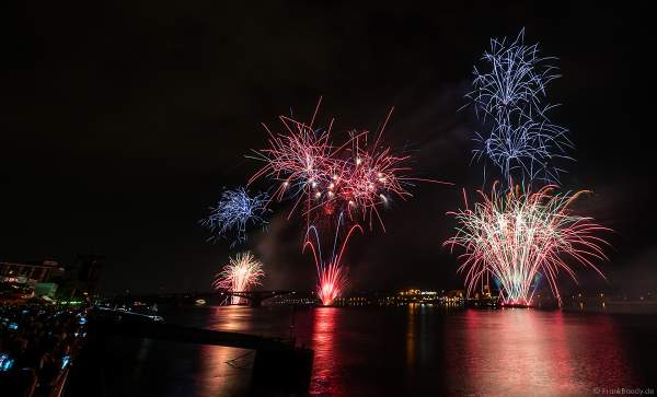 Spektakuläres Feuerwerk auf dem Rhein bei den Mainzer Sommerlichter 2019