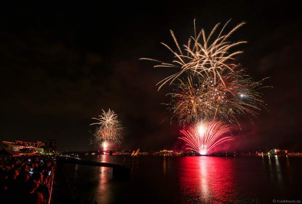 Spektakuläres Feuerwerk auf dem Rhein bei den Mainzer Sommerlichter 2019