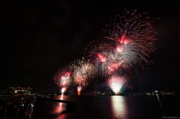Spektakuläres Feuerwerk auf dem Rhein bei den Mainzer Sommerlichter 2019