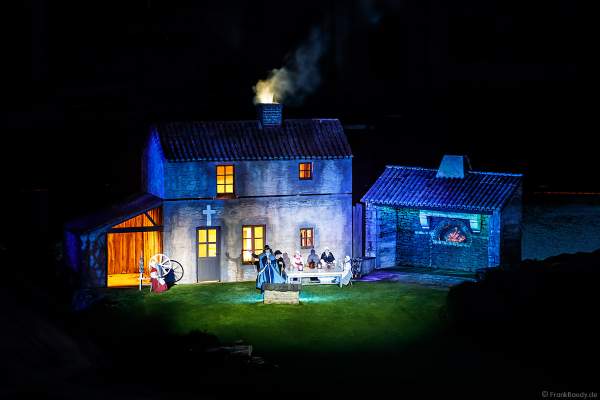 Die wohl weltgrößte nächtliche Show La Cinéscénie im Freizeitpark Puy du Fou in Frankreich