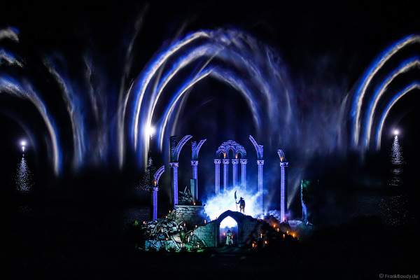 Show La Cinéscénie mit tollen Wassereffekten im Freizeitpark Puy du Fou in Frankreich