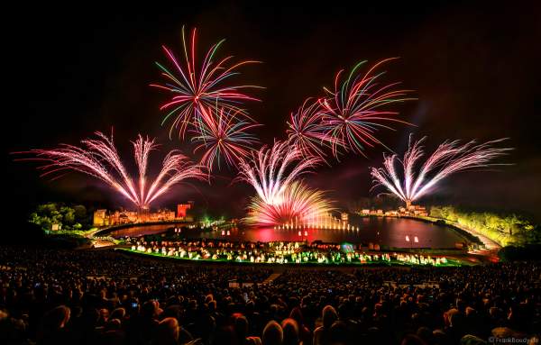 Show La Cinéscénie mit Feuerwerk im Freizeitpark Puy du Fou in Frankreich