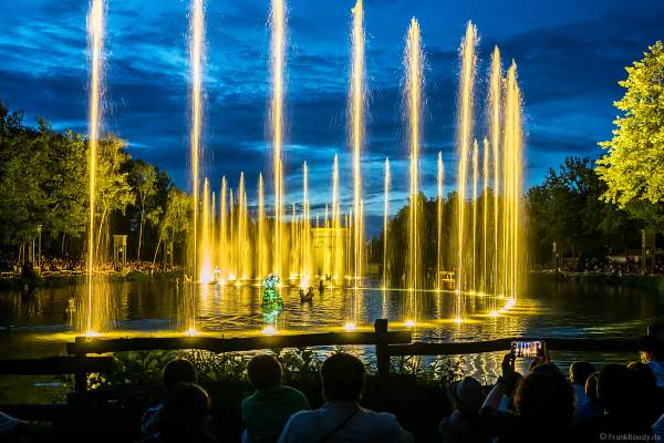 Romantische Wassershow Les Orgues de Feu (Die Feuerorgel) im Freizeitpark Puy du Fou in Frankreich