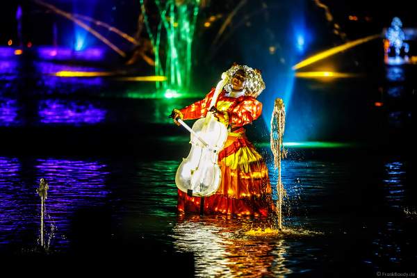 Romantische Wassershow Les Orgues de Feu (Die Feuerorgel) mit Darstellen in wunderschönen Leuchtkostümen im Freizeitpark Puy du Fou in Frankreich
