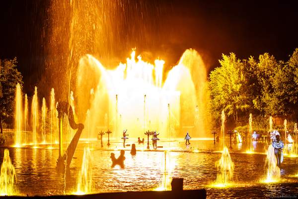 Romantische Wassershow Les Orgues de Feu (Die Feuerorgel) im Freizeitpark Puy du Fou in Frankreich