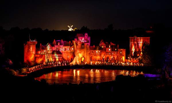 Die wohl weltgrößte nächtliche Show La Cinéscénie im Freizeitpark Puy du Fou in Frankreich
