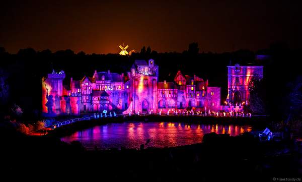 Die wohl weltgrößte nächtliche Show La Cinéscénie im Freizeitpark Puy du Fou in Frankreich