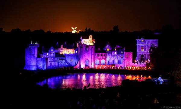 Die wohl weltgrößte nächtliche Show La Cinéscénie im Freizeitpark Puy du Fou in Frankreich