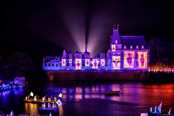 Die wohl weltgrößte nächtliche Show La Cinéscénie im Freizeitpark Puy du Fou in Frankreich
