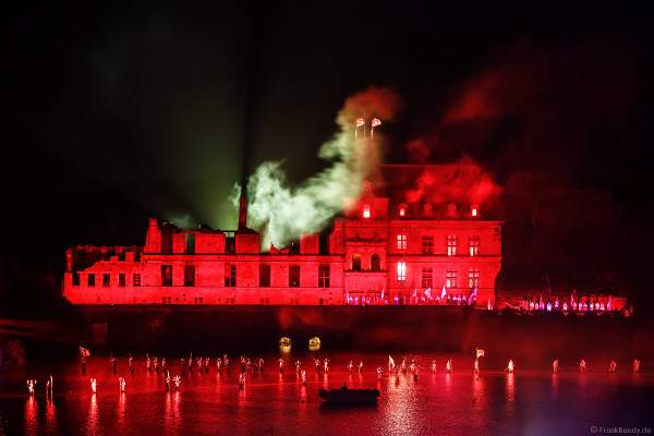 Die wohl weltgrößte nächtliche Show La Cinéscénie im Freizeitpark Puy du Fou in Frankreich
